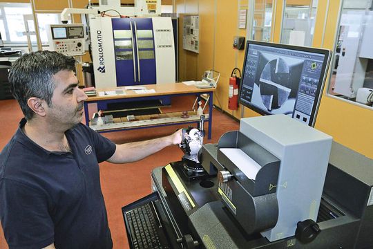 "The large monitor with sharp resolution makes work considerably easier," Kadir Kilic, head of Fraisa's grinding shop about Zoller's Pombasic. "The large monitor with sharp resolution makes work considerably easier," Kadir Kilic, head of Fraisa's grinding shop about Zoller's Pombasic.