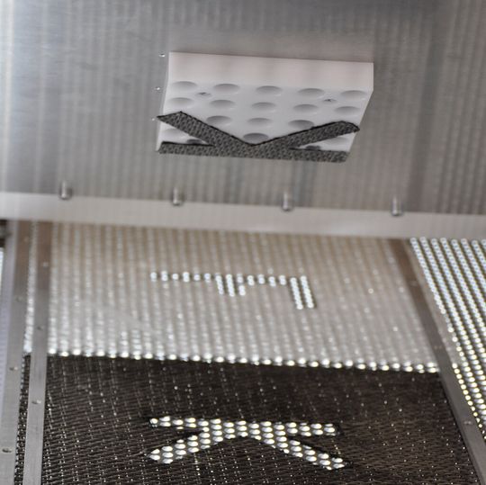 Bild 1: Der Vakuumgreifer ermöglicht ein konturnahes Absortieren von textilen Halbzeugen. Bild 1: Der Vakuumgreifer ermöglicht ein konturnahes Absortieren von textilen Halbzeugen.