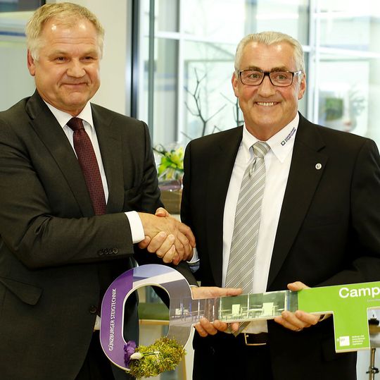 Offizielle Schlüsselübergabe (v.l.): Matthäus Ott (Architekturbüro Nething + Ott) und Geschäftsführer Ferdinand Munk. Offizielle Schlüsselübergabe (v.l.): Matthäus Ott (Architekturbüro Nething + Ott) und Geschäftsführer Ferdinand Munk.