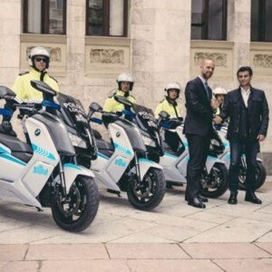 Die BMW C evolution versprechen nachhaltige Polizeiarbeit. Die BMW C evolution versprechen nachhaltige Polizeiarbeit.