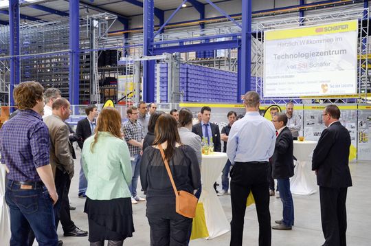 Bei SSI Schäfer in Giebelstadt gab es automatische Kommissioniersysteme, ergonomische Arbeitsplätze und Lagermaschinen sowie das FTS „Weasel“ zu bestaunen. Bei SSI Schäfer in Giebelstadt gab es automatische Kommissioniersysteme, ergonomische Arbeitsplätze und Lagermaschinen sowie das FTS „Weasel“ zu bestaunen.