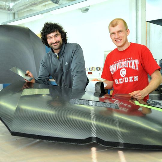 In der Forschung schon verwirklicht: Der in eine Motorhaube integrierte Fußgängeraufprallschutz aus 3D-Textilien – ein Projekt Aachener und Dresdner Textilforscher. In der Forschung schon verwirklicht: Der in eine Motorhaube integrierte Fußgängeraufprallschutz aus 3D-Textilien – ein Projekt Aachener und Dresdner Textilforscher.