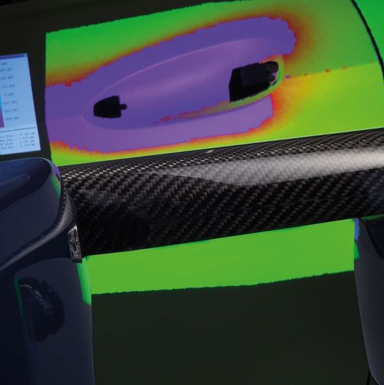 Die adaptive Vollfarb-Projektionstechnik projiziert nicht nur die zum Scannen notwendigen Muster in Farbe auf die Oberfläche, sondern auch die erzielten Messergebnisse. Abweichungen zum CAD können so direkt nach der Messung farblich auf der Objektoberfläche dargestellt werden.