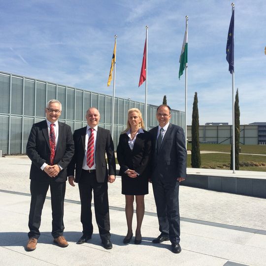 (d.g.à.d.) : François Bonny (Market Segment Manager General Industry – Parker Hannifin), Gabriele Sutto (CEO), Liliane Sasso (Inside Sales Coordinator – Parker Hannifin) et Edgar Pfister (Distribution Manager – Parker Hannifin). (d.g.à.d.) : François Bonny (Market Segment Manager General Industry – Parker Hannifin), Gabriele Sutto (CEO), Liliane Sasso (Inside Sales Coordinator – Parker Hannifin) et Edgar Pfister (Distribution Manager – Parker Hannifin).