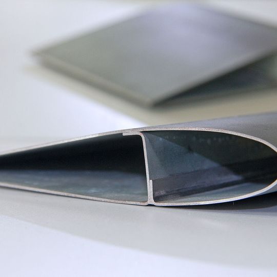 Technologiedemonstrator: Das Rotorblatt aus 1,0 mm Stahlblech mit integrierter, gekanteter Verstärkung wurde mit einem Öl-Wasser-Gemisch in seine endgültige Form gebracht. Technologiedemonstrator: Das Rotorblatt aus 1,0 mm Stahlblech mit integrierter, gekanteter Verstärkung wurde mit einem Öl-Wasser-Gemisch in seine endgültige Form gebracht.