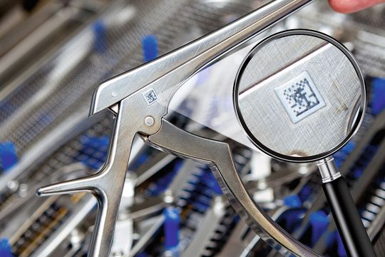 Quasi unzerstörbar: Klebeetiketten vom Typ Structobond überstehen schadlos die üblichen Sterilisationszyklen von chirurgischen Instrumenten. Quasi unzerstörbar: Klebeetiketten vom Typ Structobond überstehen schadlos die üblichen Sterilisationszyklen von chirurgischen Instrumenten.
