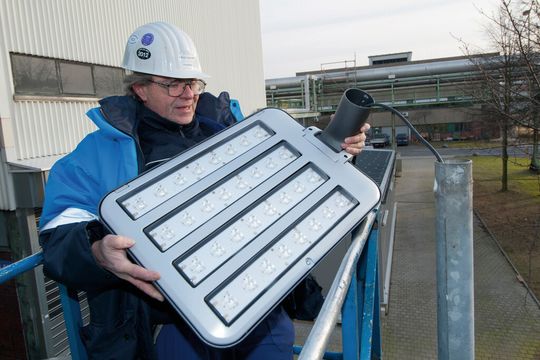 Lichtmodule von Straßenlampen: Die sogeannte Eco-StreetLine-Serie von Hella sind mit Linsen aus dem Polycarbonat Makrolon von Bayer MaterialScience bestückt. Sie verbrauchen rund 60 Prozent weniger Energie und emittieren weniger CO2 als herkömmliche Leuchten. Lichtmodule von Straßenlampen: Die sogeannte Eco-StreetLine-Serie von Hella sind mit Linsen aus dem Polycarbonat Makrolon von Bayer MaterialScience bestückt. Sie verbrauchen rund 60 Prozent weniger Energie und emittieren weniger CO2 als herkömmliche Leuchten.