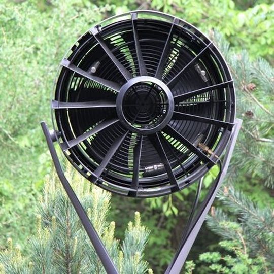 Die gezackten Hinterkanten der Ventilatoren verhindern, wie in der Natur bei den Eulen, große Luftverwirbelungen und vermeiden unnötige Geräuschentwicklung. Die gezackten Hinterkanten der Ventilatoren verhindern, wie in der Natur bei den Eulen, große Luftverwirbelungen und vermeiden unnötige Geräuschentwicklung.