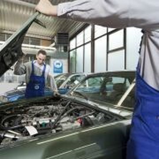 Die TAK bietet im Auftrag des ZDK nun auch ein Oldtimer-Sachverständigenseminar an. Die TAK bietet im Auftrag des ZDK nun auch ein Oldtimer-Sachverständigenseminar an.