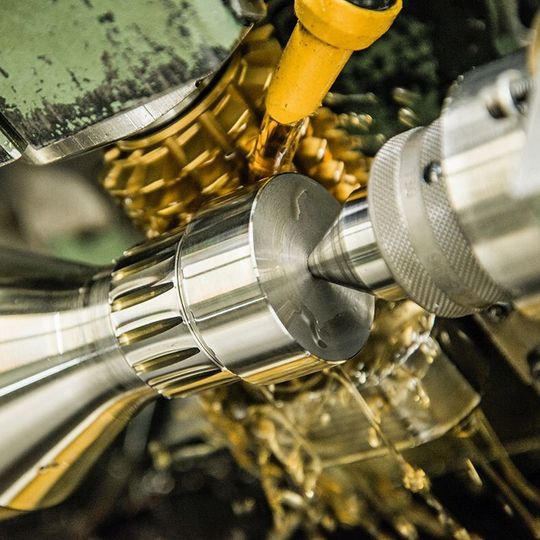 Auf CNC-Maschinen werden hochpräzise Verzahnungsteile sowie im Werk 3 auch Dreh-, Fräs- und Schleifteile nach Zeichnung gefertigt.