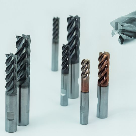 Für das trochoide Fräsen optimierte Werkzeuge der Optimill-Produktfamilie: Mit ungleicher Schneidenteilung und variablem Drallwinkel neigen diese auch bei hohen Schnittdaten weniger zum Schwingen. Für das trochoide Fräsen optimierte Werkzeuge der Optimill-Produktfamilie: Mit ungleicher Schneidenteilung und variablem Drallwinkel neigen diese auch bei hohen Schnittdaten weniger zum Schwingen.