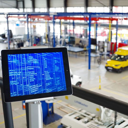 Auf dem Campus der RWTH Aachen bietet das European 4.0 Transformation Center jetzt eine Demonstrationsfabrik rund um Product & Service Lifecycle Management, Enterprise Resource Planning, Systems Engineering und das Internet der Dinge. Auf dem Campus der RWTH Aachen bietet das European 4.0 Transformation Center jetzt eine Demonstrationsfabrik rund um Product & Service Lifecycle Management, Enterprise Resource Planning, Systems Engineering und das Internet der Dinge.
