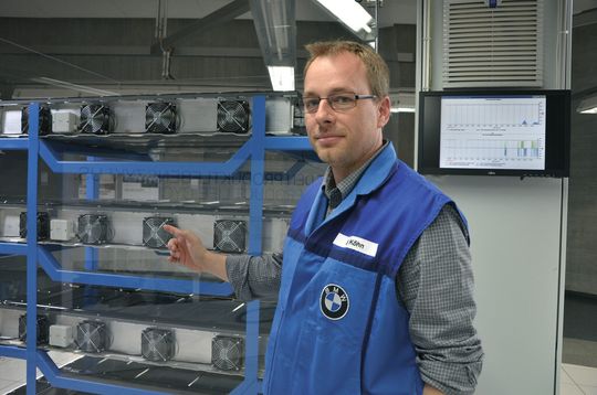 Er haucht den Batterien des Elektroautos i3 neues Leben ein. Stefan Köhn verantwortet den Energie- und Gebäudebetrieb im Werk Leipzig. Er haucht den Batterien des Elektroautos i3 neues Leben ein. Stefan Köhn verantwortet den Energie- und Gebäudebetrieb im Werk Leipzig.
