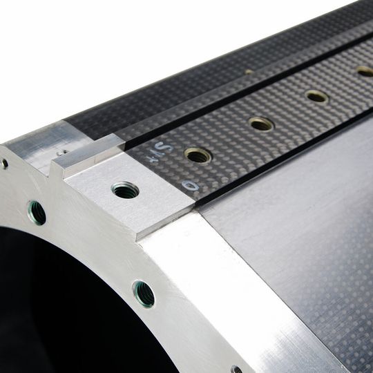 Beispiel für eine gelungene Anbindungsschnittstelle aus Aluminium zur sicheren Montage in die Werkzeugmaschine an den Enden eines Leichtbau-Z-Schlittens aus CFK. Beispiel für eine gelungene Anbindungsschnittstelle aus Aluminium zur sicheren Montage in die Werkzeugmaschine an den Enden eines Leichtbau-Z-Schlittens aus CFK.