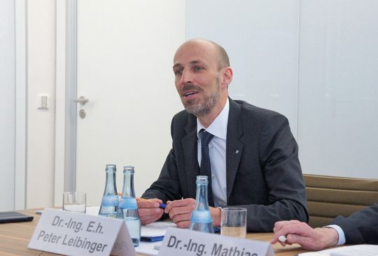 Peter Leibinger (auf einer Trumpf-Veranstaltung) könnte sich einen Appstore für die Blechfertigung vorstellen. Peter Leibinger (auf einer Trumpf-Veranstaltung) könnte sich einen Appstore für die Blechfertigung vorstellen.