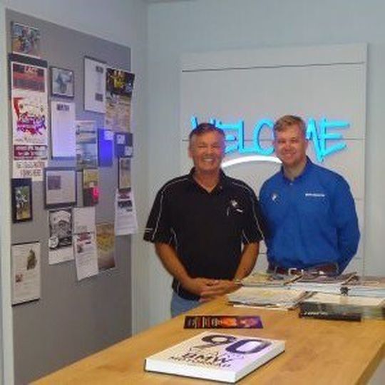 Mark Jamoz (links) und Jim Snyder (rechts) heißen die Kundschaft in Shreveport willkommen. Mark Jamoz (links) und Jim Snyder (rechts) heißen die Kundschaft in Shreveport willkommen.