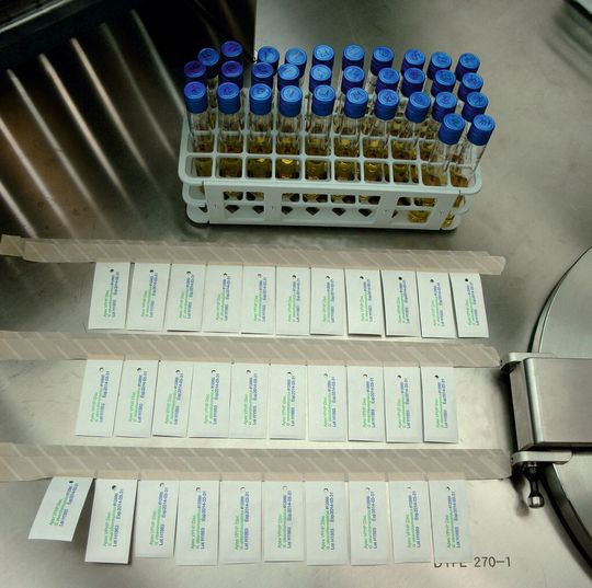 Abb1.: Für die vorläufige Letalitätsuntersuchung wird eine gewisse Anzahl an biologischen Indikatoren – zusammen mit der entsprechenden Menge an Nährlösung – im Isolator an einer gut erreichbaren Stelle platziert. Abb1.: Für die vorläufige Letalitätsuntersuchung wird eine gewisse Anzahl an biologischen Indikatoren – zusammen mit der entsprechenden Menge an Nährlösung – im Isolator an einer gut erreichbaren Stelle platziert.