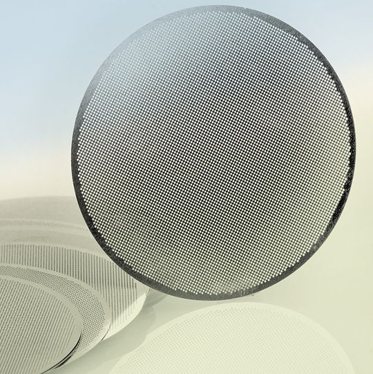 Bei Metalldrahtgeweben für Mikrofilter müssen Öffnungen unterschiedlicher Form in eine einzige Struktur eingearbeitet werden. Das von dem Ätztechnikspezialisten Precision Micro eingesetzte Fotoätzverfahren realisiert dies bei Metalldrahtgeweben mit einer Größe von beispielsweise 1.500 mal 600 mm. Bei Metalldrahtgeweben für Mikrofilter müssen Öffnungen unterschiedlicher Form in eine einzige Struktur eingearbeitet werden. Das von dem Ätztechnikspezialisten Precision Micro eingesetzte Fotoätzverfahren realisiert dies bei Metalldrahtgeweben mit einer Größe von beispielsweise 1.500 mal 600 mm.
