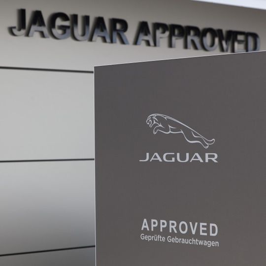 Die neue Gebrauchtwagenmarke Approved von Jaguar Land Rover. Die neue Gebrauchtwagenmarke Approved von Jaguar Land Rover.