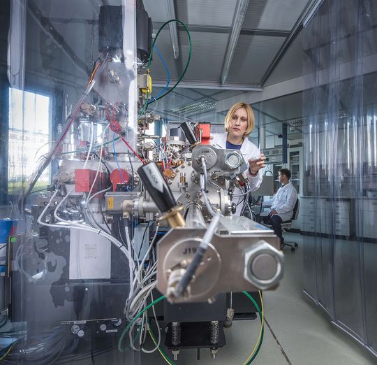 Die Nano-SIMS ist ein Sekundärionen-Massenspektrometer mit einer räumlichen Auflösung von bis zu 50 Nanometern und das Herzstück des am 6. Mai eingeweihten Sächsischen Zentrums zur Visualisierung biochemischer Prozesse auf zellulärer Ebene. Die hohe Auflösung und ihre Massenempfindlichkeit ermöglichen es, Elemente und Isotope an den Oberflächen von Zellen sowie die chemische Veränderungen darin zu untersuchen. Die Nano-SIMS ist ein Sekundärionen-Massenspektrometer mit einer räumlichen Auflösung von bis zu 50 Nanometern und das Herzstück des am 6. Mai eingeweihten Sächsischen Zentrums zur Visualisierung biochemischer Prozesse auf zellulärer Ebene. Die hohe Auflösung und ihre Massenempfindlichkeit ermöglichen es, Elemente und Isotope an den Oberflächen von Zellen sowie die chemische Veränderungen darin zu untersuchen.