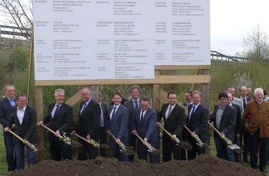 Spatenstich für den Ausbau des TCW: Präsident der Hochschule Augsburg, Professor Dr. Hans-Eberhard Schurk (2. v.l.), Oberbürgermeister der Stadt Nördlingen und Vorsitzender der Gesellschafterversammlung der Technologie Centrum Westbayern GmbH, Hermann Faul (3. v.l.), Landrat des Landkreises Donau-Ries, Stefan Rössle (4. v.l.), Geschäftsführer des TCW und Mitglied der Fakultät Maschinenbau und Verfahrenstechnik an der Hochschule Augsburg, Prof. Dr.-Ing. Markus Glück (6.v.l.)