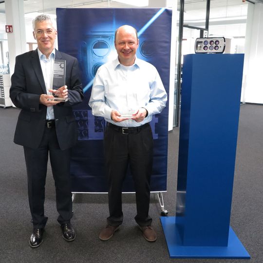 Die Industriepreis-Gewinner (v.l.n.r): Lufft-Geschäftsführer Klaus Hirzel und Axel Schmitz-Huebsch Die Industriepreis-Gewinner (v.l.n.r): Lufft-Geschäftsführer Klaus Hirzel und Axel Schmitz-Huebsch