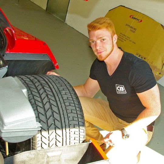 Mit seinem CFK-Know-how hat Constantin Bäns das Unternehmen CB Composites gegründet. Hier sieht man hier den Chef bei der Arbeit an einem Ferrari F40.