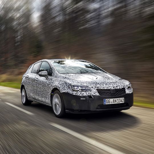 Sein Blechkleid ist zwar noch bis zur Premiere auf der IAA im September getarnt. Doch unter die Wäsche lässt sich der neue Opel Astra schon mal schauen. Sein Blechkleid ist zwar noch bis zur Premiere auf der IAA im September getarnt. Doch unter die Wäsche lässt sich der neue Opel Astra schon mal schauen.