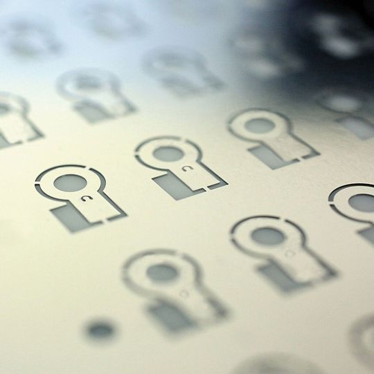 Die Herstellung von Flachfedern für Hörgeräte ist eine Herausforderung: Denn die Scheiben müssen zwischen 38 und 100 µm dünn und mit 4 mal 8 mm sehr klein sein. Entscheidend ist zudem, dass die Profile der Teile absolut glatt und die Teile insgesamt gratfrei sind. Die Herstellung von Flachfedern für Hörgeräte ist eine Herausforderung: Denn die Scheiben müssen zwischen 38 und 100 µm dünn und mit 4 mal 8 mm sehr klein sein. Entscheidend ist zudem, dass die Profile der Teile absolut glatt und die Teile insgesamt gratfrei sind.