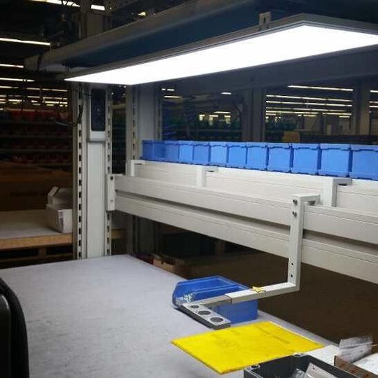 Die neue LED-Panel-Leuchte von Bauer & Böcker bietet gleichmäßige Ausleuchtung ohne Blendung und eignet sich zur Anbringung über Montagearbeitsplätzen und zur flexiblen Positionierung an einem Ständer. Die neue LED-Panel-Leuchte von Bauer & Böcker bietet gleichmäßige Ausleuchtung ohne Blendung und eignet sich zur Anbringung über Montagearbeitsplätzen und zur flexiblen Positionierung an einem Ständer.