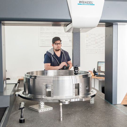 Messtechniker mit der Wenzel LH 108 beim Messen des Außenrings. Messtechniker mit der Wenzel LH 108 beim Messen des Außenrings.