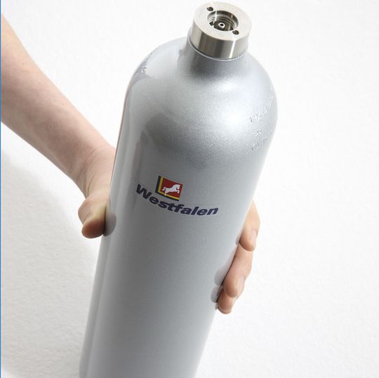 Die Alumini-Familie hat Nachwuchs bekommen. Zur ACHEMA präsentiert die Westfalen Gruppe ihre neue Alumini-70-Flasche.