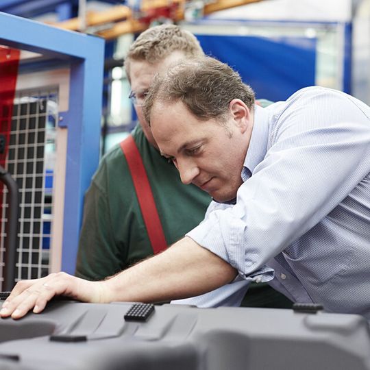 Die Allgaier Werke GmbH und die kanadische Narmco Group haben beschlossen, in den jeweiligen Heimatmärkten zusammenzuarbeiten. Die Allgaier Werke GmbH und die kanadische Narmco Group haben beschlossen, in den jeweiligen Heimatmärkten zusammenzuarbeiten.