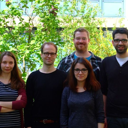 Forschungsgruppe Molecular Membrane Biology: (v.l.) Daryna Tarasenko, Michael Meinecke, Mariam Barbot, Niels Denkert, Benjamin Kroppe. Forschungsgruppe Molecular Membrane Biology: (v.l.) Daryna Tarasenko, Michael Meinecke, Mariam Barbot, Niels Denkert, Benjamin Kroppe.
