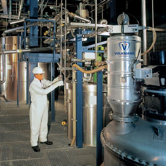 Modularer Vakuumförderer (rechts im Bild auf Rührkessel) in der Prozessindustrie Modularer Vakuumförderer (rechts im Bild auf Rührkessel) in der Prozessindustrie