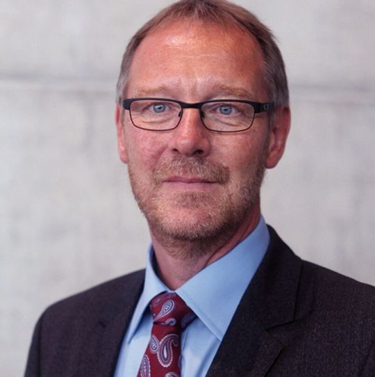 Dr. Heinrich Beyer, Geschäftsführer der AGP: „Eine partnerschaftliche Unternehmenskultur schafft Zufriedenheit am Arbeitsplatz, wodurch die Mitarbeiterfluktuation verringert wird.“ Dr. Heinrich Beyer, Geschäftsführer der AGP: „Eine partnerschaftliche Unternehmenskultur schafft Zufriedenheit am Arbeitsplatz, wodurch die Mitarbeiterfluktuation verringert wird.“
