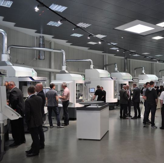 Besucher im Demoraum Besucher im Demoraum