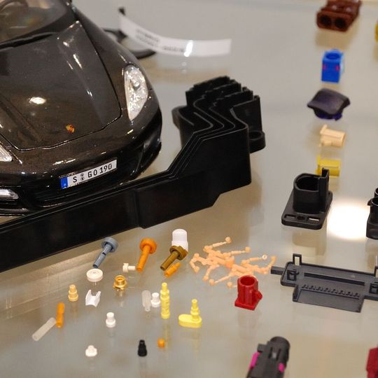 In klimatisierten Räumen produziert Hörl Kunststofftechnik täglich über drei Millionen Klein- und Mikrospritzgussteile aus technischen Kunststoffen, die hauptsächlich für hochwertige Steckverbinder und Kontaktkomponenten verwendet werden. In klimatisierten Räumen produziert Hörl Kunststofftechnik täglich über drei Millionen Klein- und Mikrospritzgussteile aus technischen Kunststoffen, die hauptsächlich für hochwertige Steckverbinder und Kontaktkomponenten verwendet werden.
