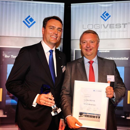 Kuno Neumeier, GF Logivest (l.), und Ralph Sandstedt, GF der GVZ Entwicklungsgesellschaft Bremen, freuen sich über den 1. Platz der Bremer bei der Logistik-Gewerbegebietsstudie. Kuno Neumeier, GF Logivest (l.), und Ralph Sandstedt, GF der GVZ Entwicklungsgesellschaft Bremen, freuen sich über den 1. Platz der Bremer bei der Logistik-Gewerbegebietsstudie.
