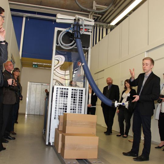 Um die Arbeit in Lager und Kommissionierung effizienter und ergonomischer zu gestalten, hat Schmalz gemeinsam mit dem Intralogistikspezialisten Still den Vakuum-Schlauchheber Ergonomie2Go für den Einsatz an Elektrohochhubwagen entwickelt. Um die Arbeit in Lager und Kommissionierung effizienter und ergonomischer zu gestalten, hat Schmalz gemeinsam mit dem Intralogistikspezialisten Still den Vakuum-Schlauchheber Ergonomie2Go für den Einsatz an Elektrohochhubwagen entwickelt.