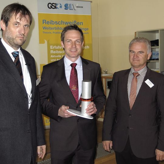 Dr. Elmar Raiser (links) überreichte Dipl.-Ing. Florian Besler (Mtte) und Prof. Dr.-Ing. Paul Schindele (rechts), den Siegern des dritten "Raiser Innovationspreises für Reibschweißen", die Trophäe. Dr. Elmar Raiser (links) überreichte Dipl.-Ing. Florian Besler (Mtte) und Prof. Dr.-Ing. Paul Schindele (rechts), den Siegern des dritten "Raiser Innovationspreises für Reibschweißen", die Trophäe.