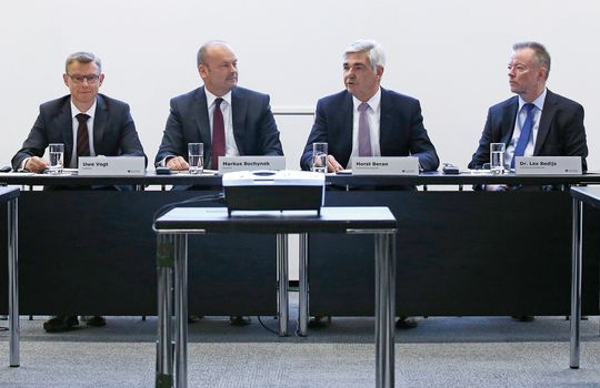 vlnr: Uwe Vogt (Technischer Vorstand), Markus Bochynek (Marketing Vorstand), Horst Beran (Vorstandsvorsitzender), Dr. Lex Bedijs (Vorsitzender des Aufsichtrates) vlnr: Uwe Vogt (Technischer Vorstand), Markus Bochynek (Marketing Vorstand), Horst Beran (Vorstandsvorsitzender), Dr. Lex Bedijs (Vorsitzender des Aufsichtrates)