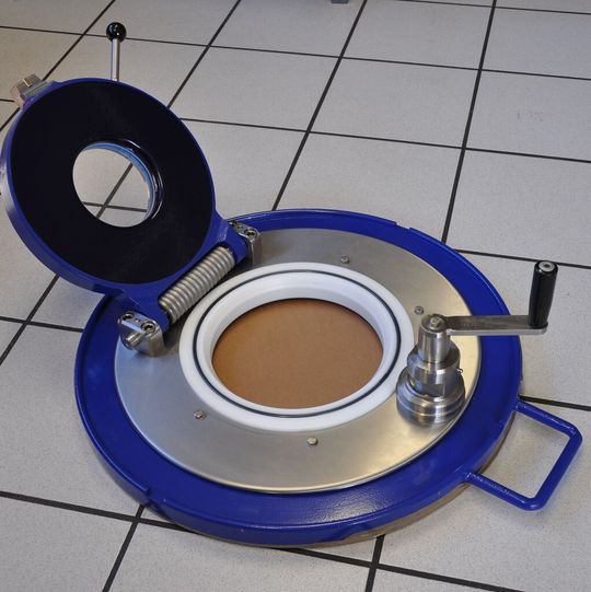 Die Dichtung des Schnellverschlussdeckels ist auf PTFE-Basis und gegen viele Chemikalien beständig. Die Dichtung des Schnellverschlussdeckels ist auf PTFE-Basis und gegen viele Chemikalien beständig.