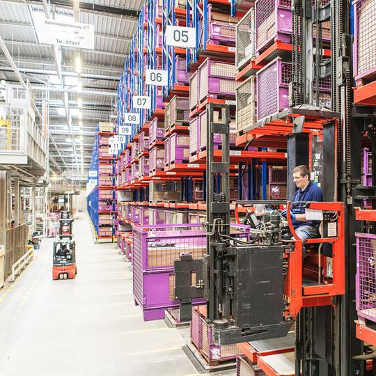 Zentrales Ersatzteillager der BMW Group im niederbayerischen Dingolfing. Zentrales Ersatzteillager der BMW Group im niederbayerischen Dingolfing.