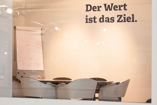 Haben Sie sich schon einmal gefragt, wie „Creative Spaces“ aussehen? So zum Beispiel! Das Bild zeigt einen Besprechungsraum der Agentur Saatchi & Saatchi Pro in Berlin. In seinem Beitrag erklärt CEO Alexander Stendel, was Creative Spaces auszeichnet und warum sie für Unternehmen so wichtig sind. Haben Sie sich schon einmal gefragt, wie „Creative Spaces“ aussehen? So zum Beispiel! Das Bild zeigt einen Besprechungsraum der Agentur Saatchi & Saatchi Pro in Berlin. In seinem Beitrag erklärt CEO Alexander Stendel, was Creative Spaces auszeichnet und warum sie für Unternehmen so wichtig sind.