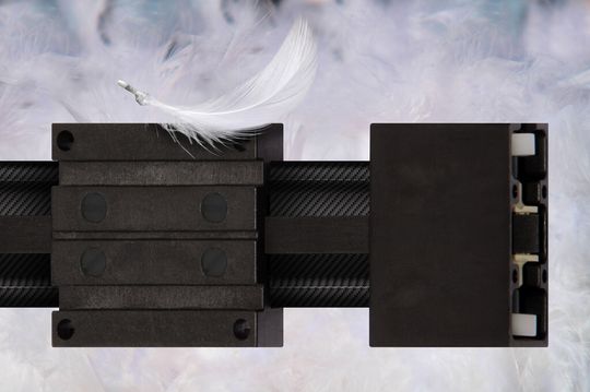 Die leichteste Linearführung der Welt: Auf der Hannover Messe zeigt igus seine drylin W-Schiene aus Carbon, die ebenfalls als komplett metallfreie Zahnriemenachse erhältlich ist.