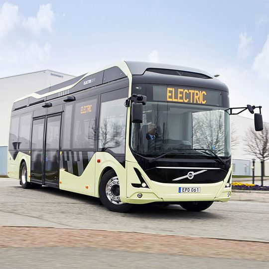 Der erste vollelektrische Bus der Volvo Bus Corporation zeigt sich jetzt bei seiner finalen Fahrerprobung auf den Straßen von Göteborg. Der erste vollelektrische Bus der Volvo Bus Corporation zeigt sich jetzt bei seiner finalen Fahrerprobung auf den Straßen von Göteborg.