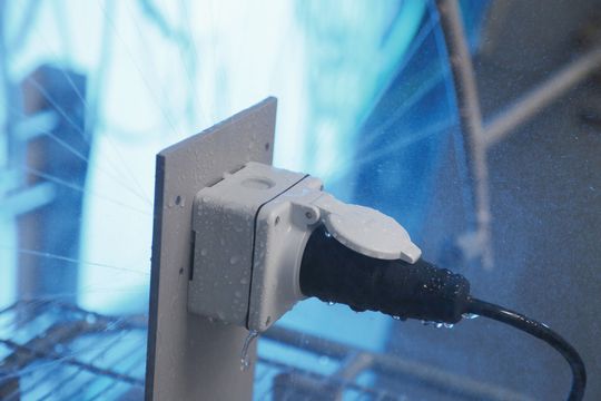 Für den Einsatz im industriellen Umfeld ist ein Spritzwasserschutz nach IP X4 erforderlich. Für den Einsatz im industriellen Umfeld ist ein Spritzwasserschutz nach IP X4 erforderlich.