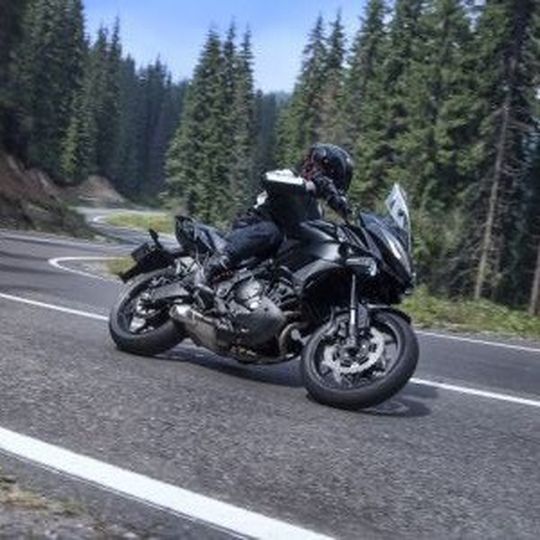Mit der Versys kommt man flott durch enge Kurven. Mit der Versys kommt man flott durch enge Kurven.