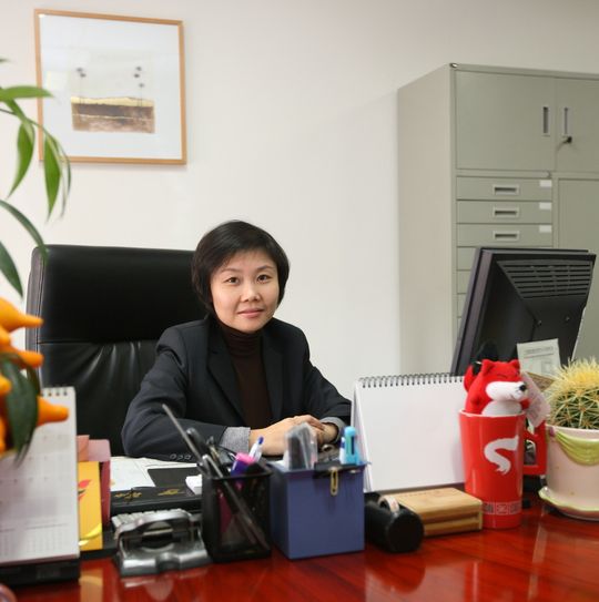 Serena Meng, Ausstellungsleiterin des Bio-Forums (Shanghai):„Bio-Forum (Shanghai) ist durch eine hohe Integration von Wirtschaft und Wissenschaft, dank seines Regierungshintergrundes, gekennzeichnet. Hierdurch genießt das Forum ausgiebig öffentliche Unterstützung, sowie ein großes Netzwerk von Forschungs- und Entwicklungseinrichtungen, Instituten und Universitäten.“ Serena Meng, Ausstellungsleiterin des Bio-Forums (Shanghai):„Bio-Forum (Shanghai) ist durch eine hohe Integration von Wirtschaft und Wissenschaft, dank seines Regierungshintergrundes, gekennzeichnet. Hierdurch genießt das Forum ausgiebig öffentliche Unterstützung, sowie ein großes Netzwerk von Forschungs- und Entwicklungseinrichtungen, Instituten und Universitäten.“
